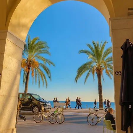 Superbe Climatise Avec Piscine, Terrasse Et Parking Prive - Proche Promenade Des *